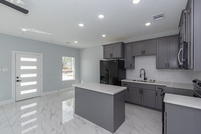 Photo - 6513 Avenue C