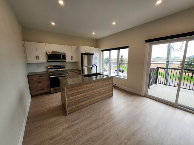 Building Photo - 180 Hillsborough Rd Unit 205