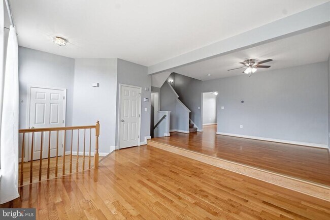Photo - 899 Stonefield Square NE
