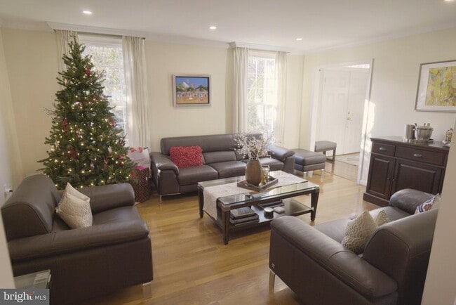 Photo - 10277 Gainsborough Rd