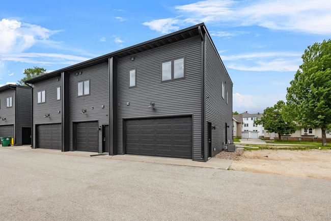 Building Photo - 222 N Van Buren St Rental