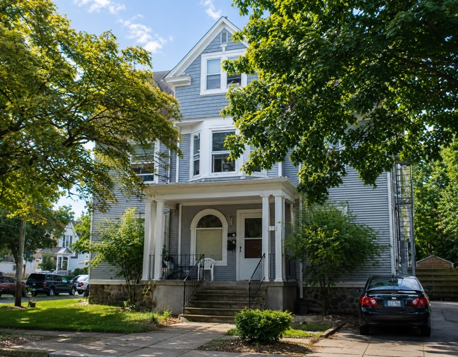 Building Photo - 7 Bedroom located Downtown Ann Arbor