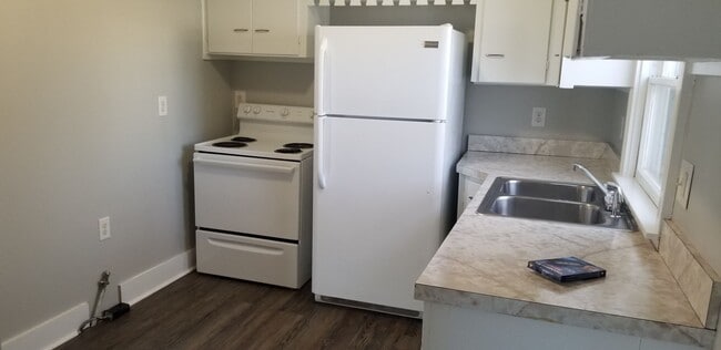Photo - CLOSE TO RIVERSIDE PARK!  3br 1bath bungal...