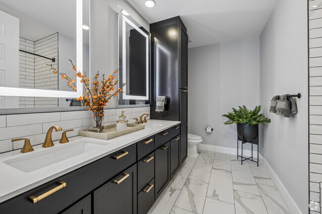 B3 2BR, 2.5BA - 1,628SF - Primary Bathroom