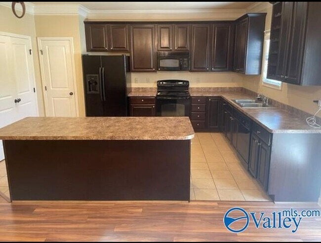 Kitchen - 121 Windsor Hill Rd SW