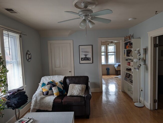 Sala de estar - 517 E Burleigh St Unidad upper