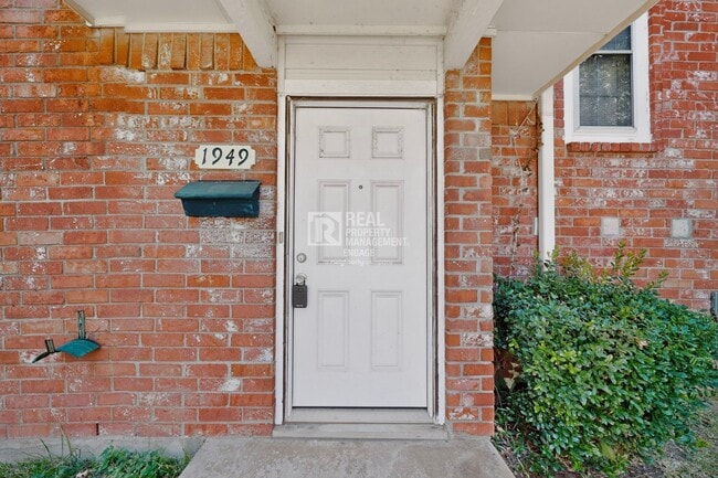 1949 Shorewood Dr