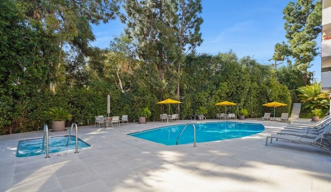 Piscina y sauna climatizadas los 365 días del año de 7h a 23h todos los días para disfrutar - 8530 Holloway Dr Unidad 426