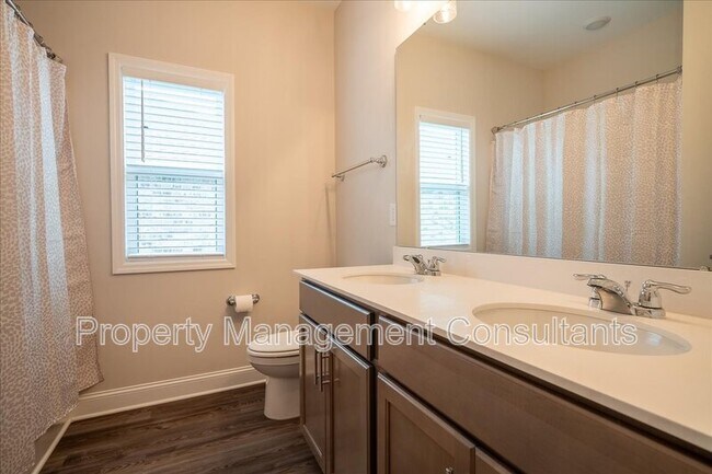 Photo - 330 Creek Grove Avenue