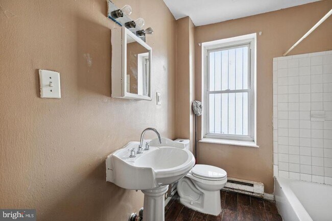 Photo - 301 W York St