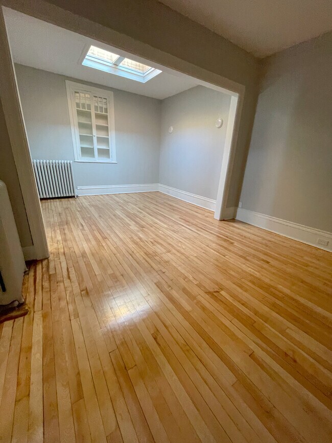 Photo - 4 Russell St E Unit 4