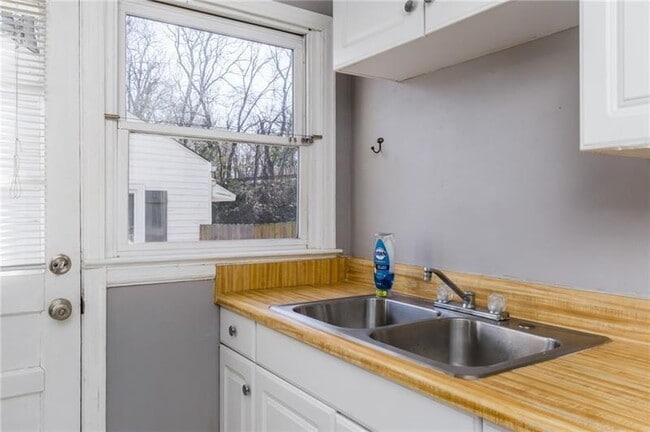 Photo - 312 Phillips Dr SE