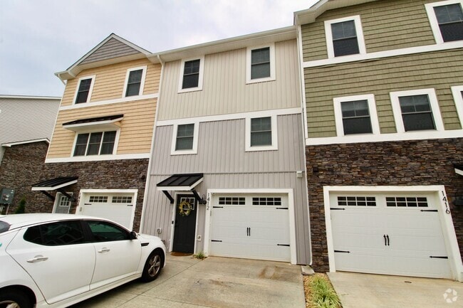 Building Photo - Popular Congers Creek town home - Lots of ...