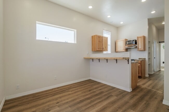 Photo - 303 Mountain View St