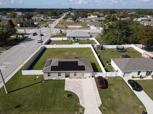 Photo - 402 NE Mainsail St