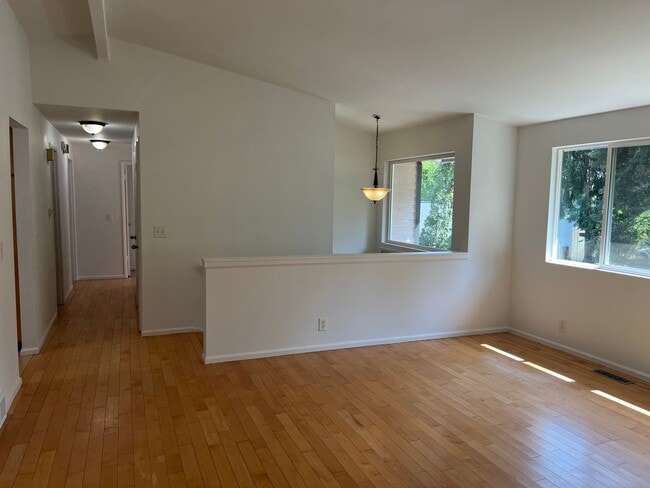 Photo - 4bd/2.75ba Bellevue Home