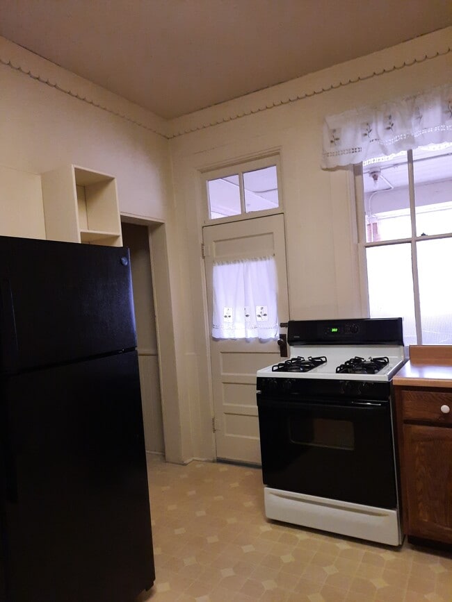 Kitchen - 1743 N Clarkson St Unit 1