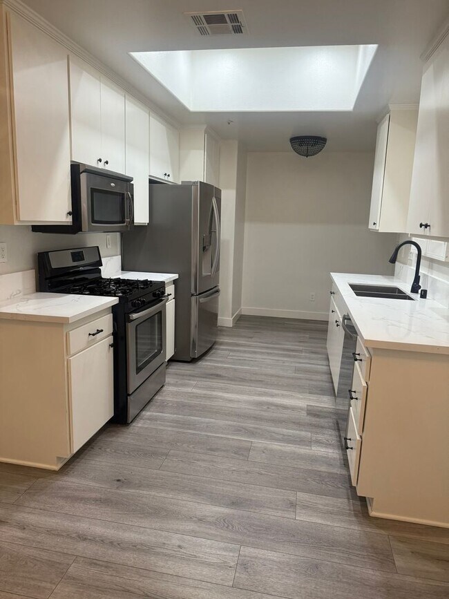 SPACIOUS AND BRIGHT 2+2 CONDO! CLOSE TO MA... - SPACIOUS AND BRIGHT 2+2 CONDO! CLOSE TO MA...