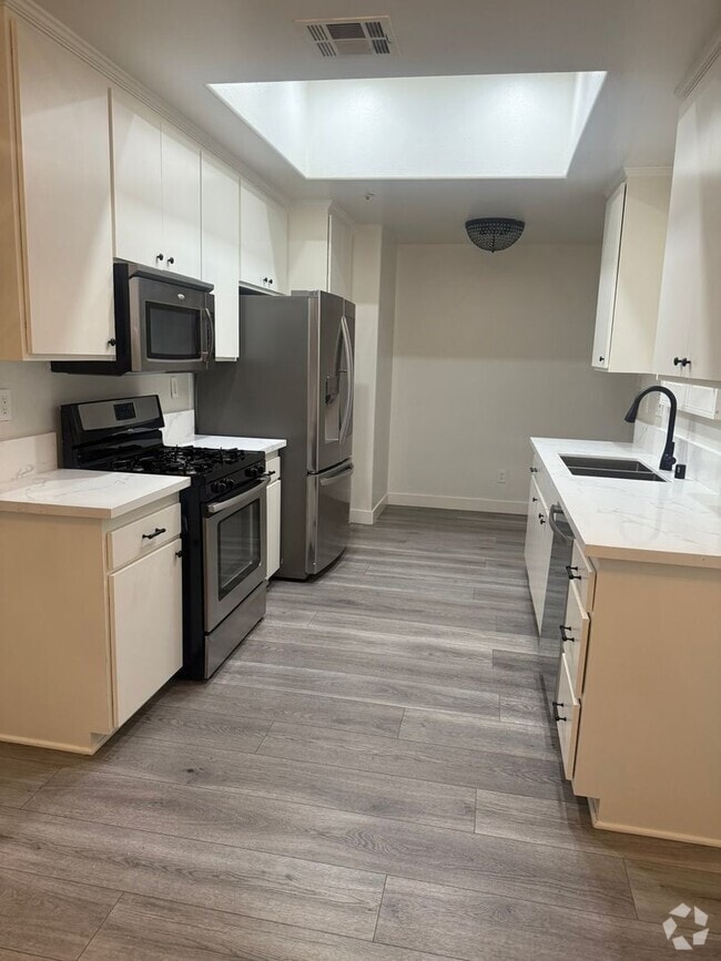 Building Photo - SPACIOUS AND BRIGHT 2+2 CONDO! CLOSE TO MA...