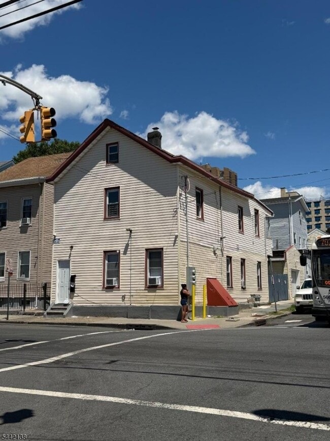 Building Photo - 537 Summer St