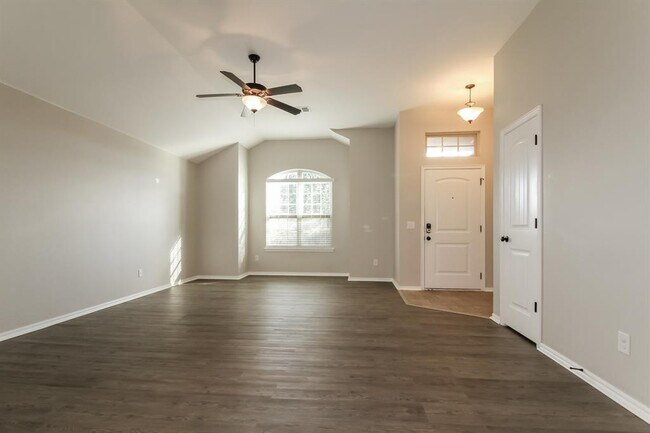 Photo - 613 Talon Dr