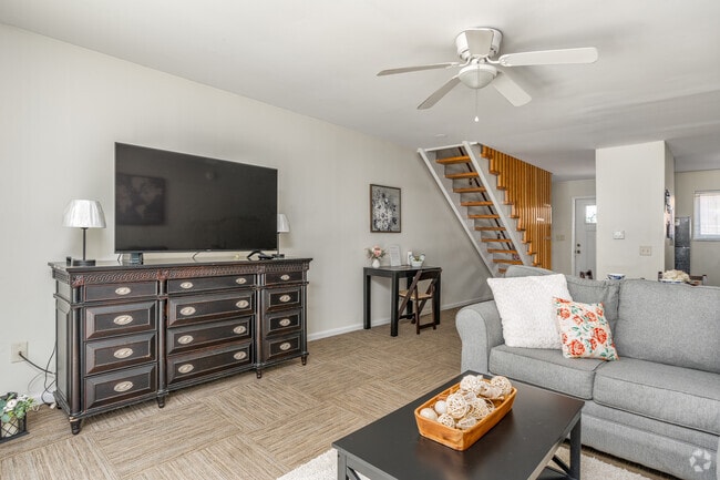 2BR, 1BA - 948SF - Living Room - Greenbriar Gardens