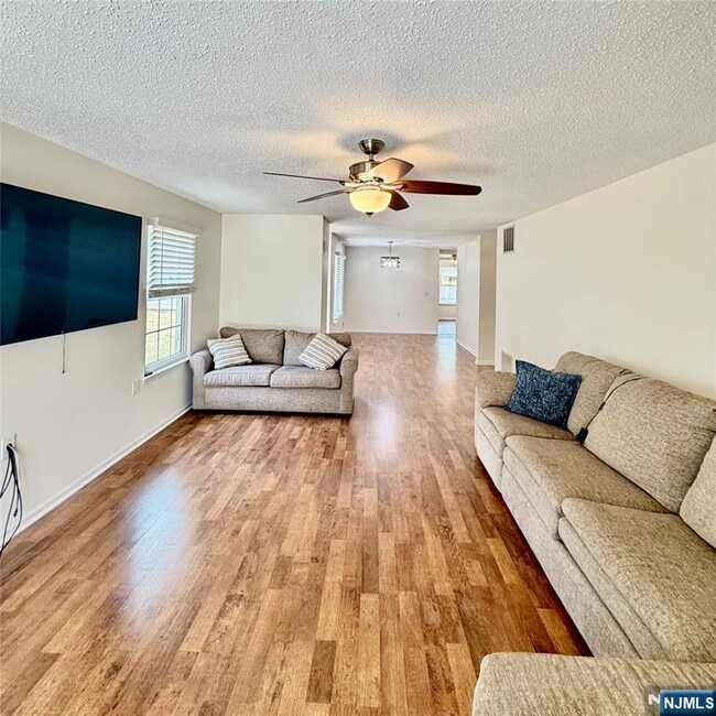 Photo - 107 Pine Oak Blvd