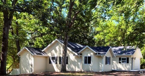 Building Photo - Stunning 4 bdrm/2 bath in Genoa City Rental