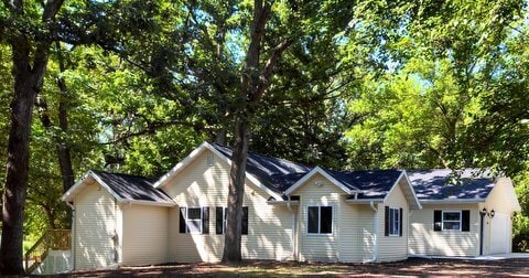 Stunning 4 bdrm/2 bath in Genoa City - Stunning 4 bdrm/2 bath in Genoa City Casa