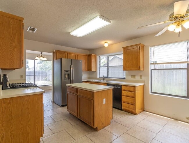 Photo - 300 Oakcrest Dr