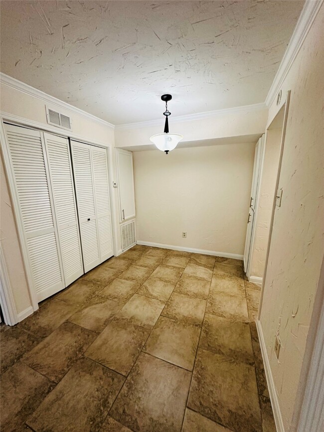 Building Photo - 7200 Clarewood Dr Unit 7 Rental