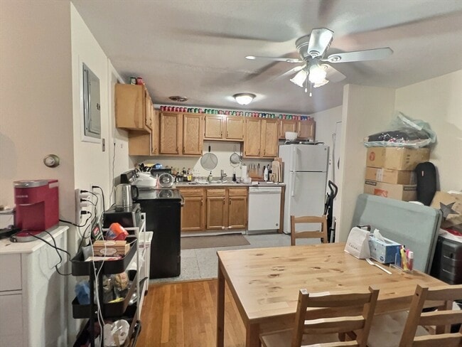 Building Photo - 183 Kent St Unit 24