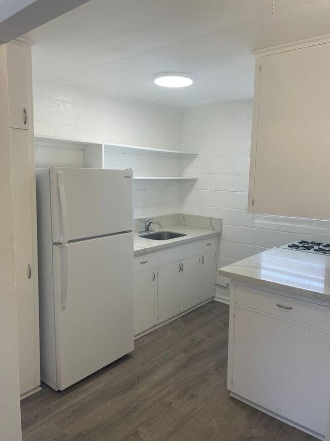 Photo - Moiliili/University - Hausten St - 2 Bdrm/1 Bath/No Prkg - $1600