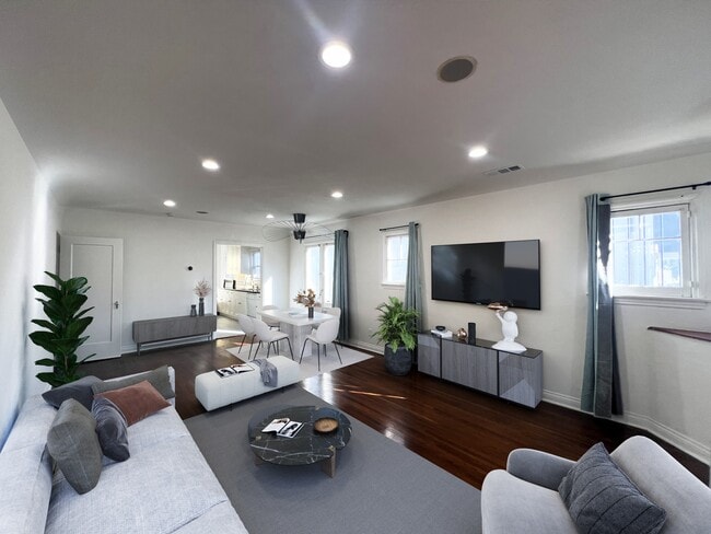 Building Photo - 1152 N Sycamore Ave