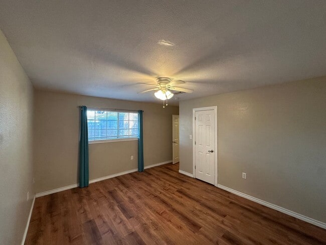 Photo - 1592 College Pkwy