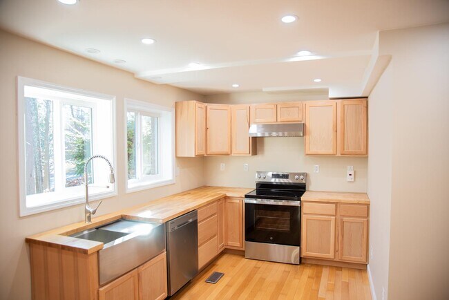 Photo - 6495 Vernon Woods Dr NE