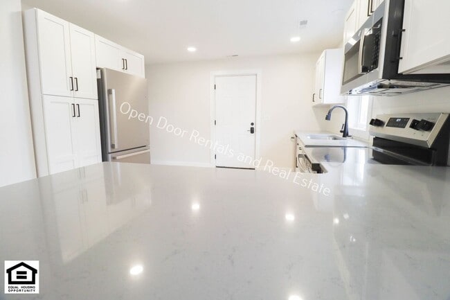 Photo - 417 W 4th St Unit 417 W 4th St  200