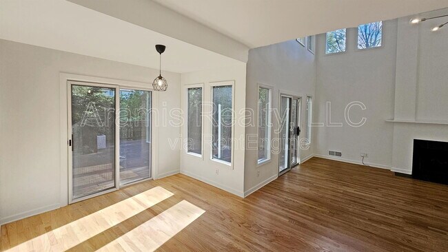 Photo - 1086 Pine Grove Ave NE