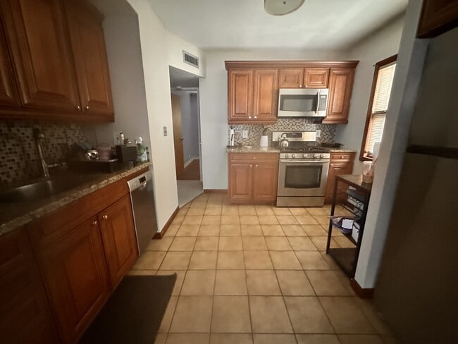 Photo - 551 Emerson St