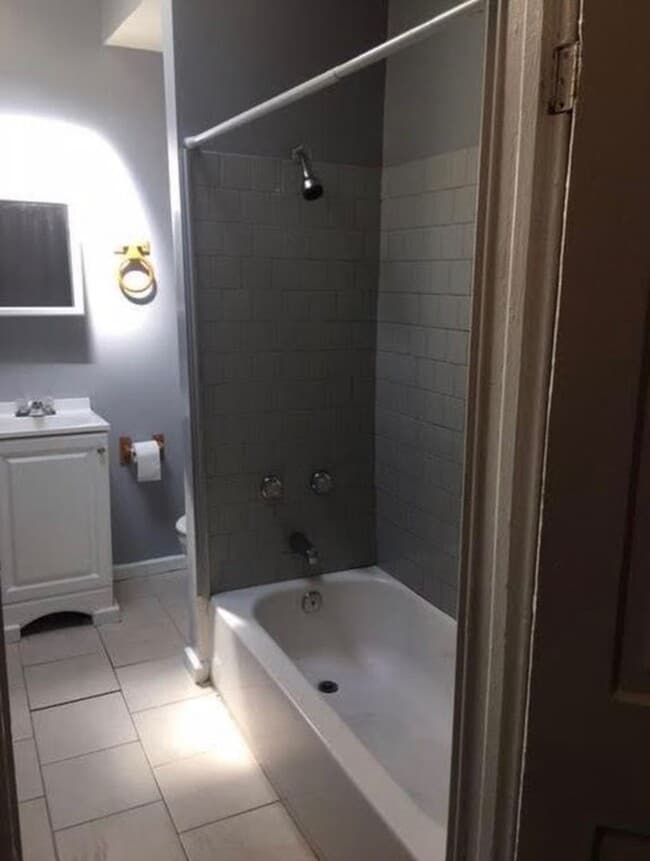 Building Photo - Spacious Rooms! W/D Hook Up! Available Now!