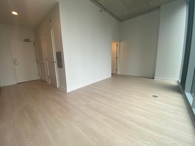 Photo - 326 W Illinois St