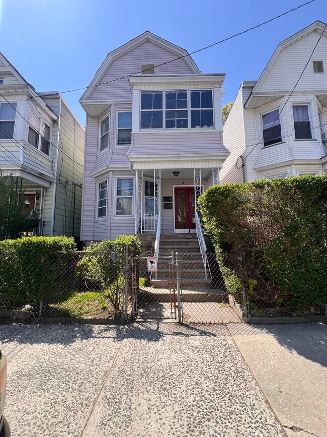Building Photo - 161 Wilkinson Ave Unit 1