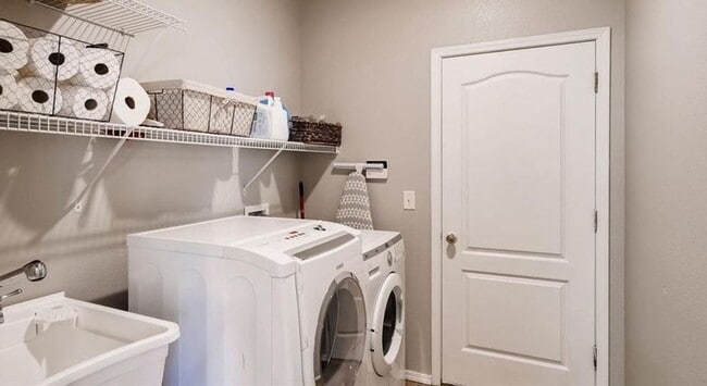 Photo - 6 month lease available! D20 5bdrm Home on...