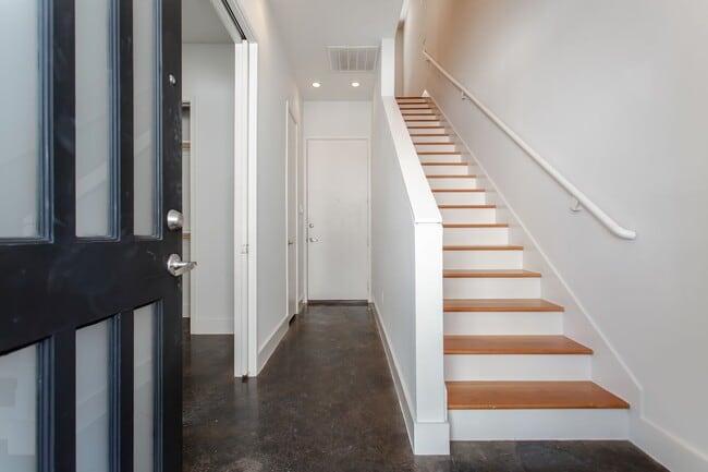 Photo - Spacious 3-Story Townhouse With Rooftop Deck Near Downtown