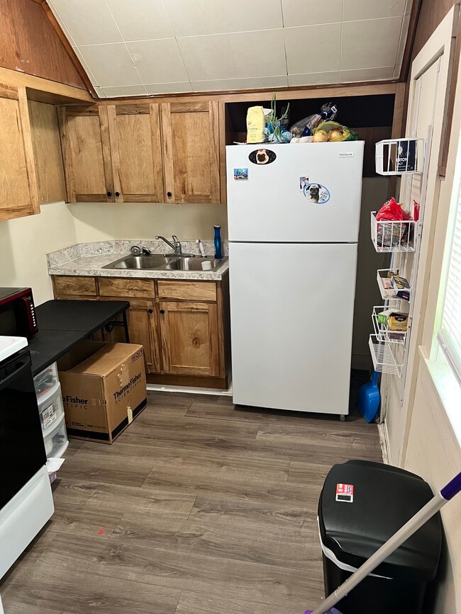 Kitchen - 913 W High St Unit A