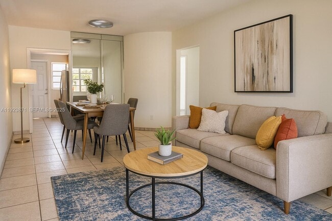 Building Photo - 3400 SW 9th Terrace Unit 2B