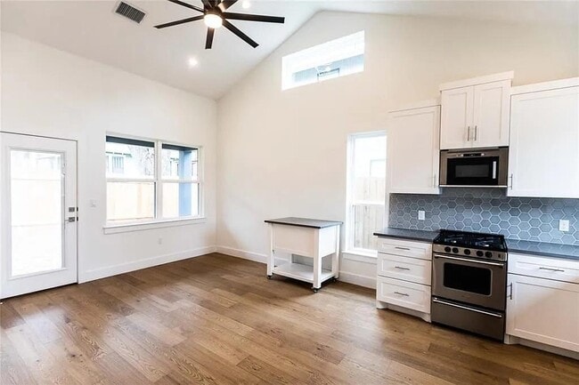 Photo - 409 W 35th St