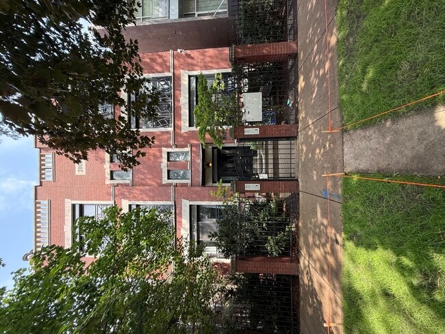 Building Photo - 2212 W Huron St Rental