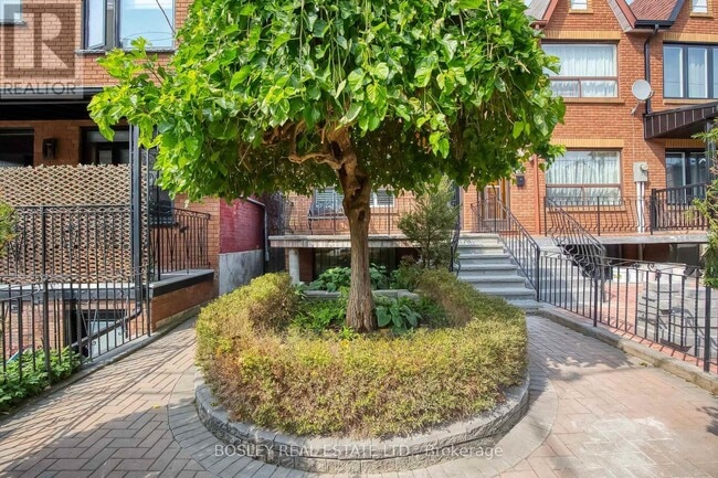 Photo - 122 Lisgar St