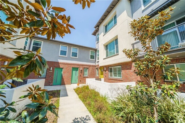 Building Photo - 811 Hudson Ln Unit 23 Rental